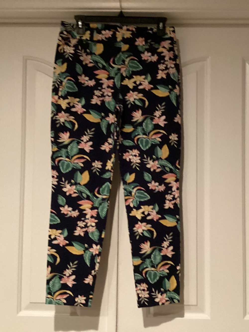 Old Navy Women Floral Pixie Pants, Size 6, Color Green Multi Color Preown
